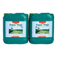 to plastdunker med navn Aqua Vega på 5l blomsternæring fra Canna